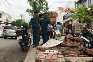 Tường gạch bất ngờ sập đè trúng nam thanh niên